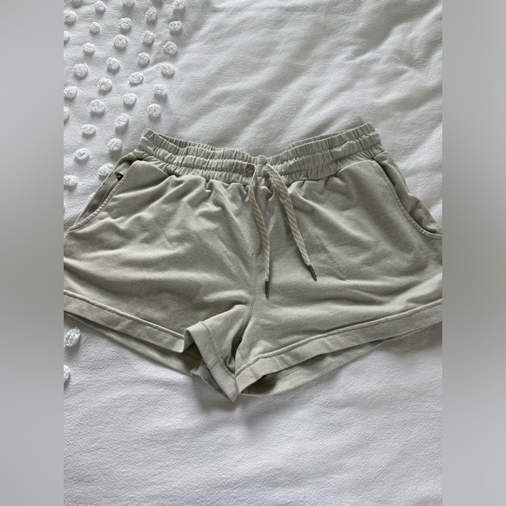 Vuori lounge shorts